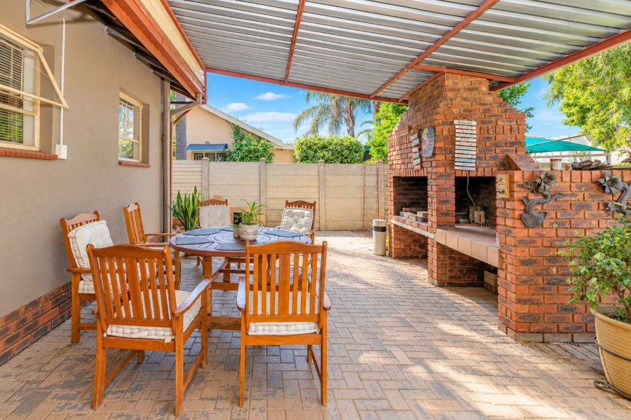 5 Bedroom Property for Sale in Melodie North West